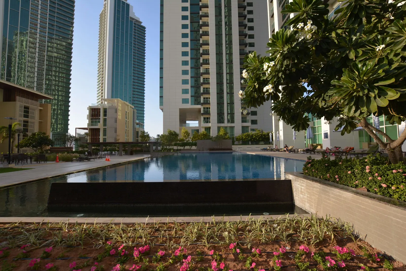 Al Maha Tower shared grounds or Marina Square outlook 2